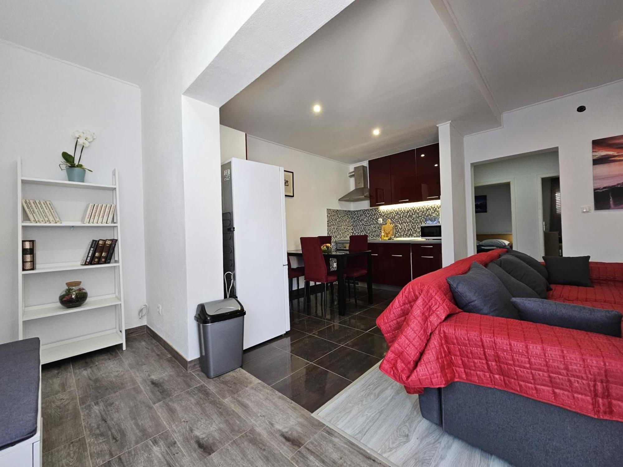 Modern Apartment Nikola In A Quiet Area Kaštel Stari Екстериор снимка